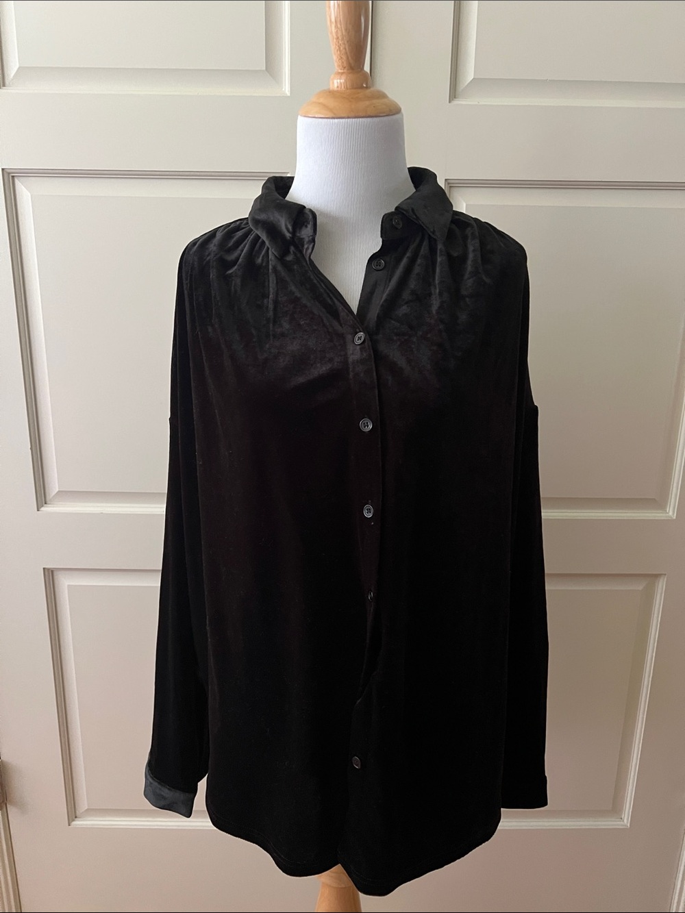 Jodiful Velvet Button Ling Sleeve Top in black size large